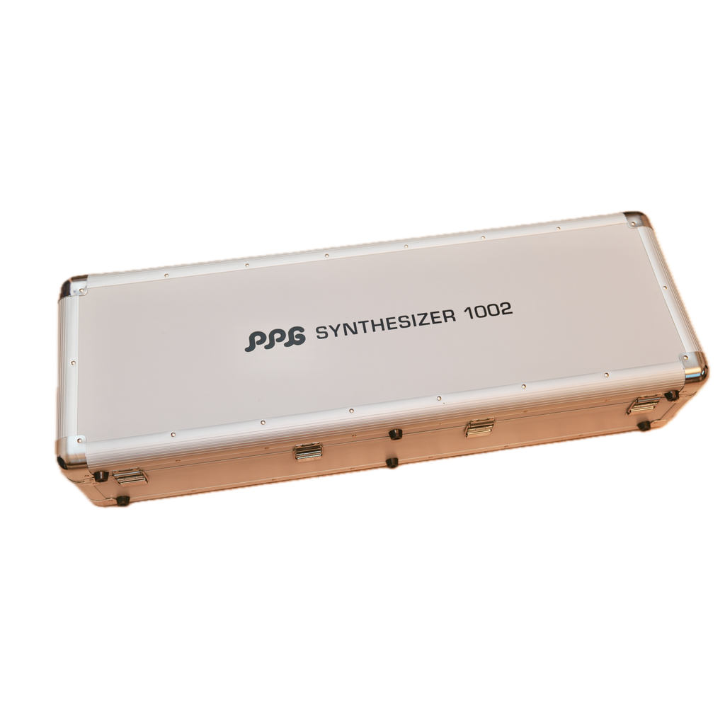 Flight case chiuso del PPG 1002 Mk2 con etichetta PPG Synthesizer 1002
