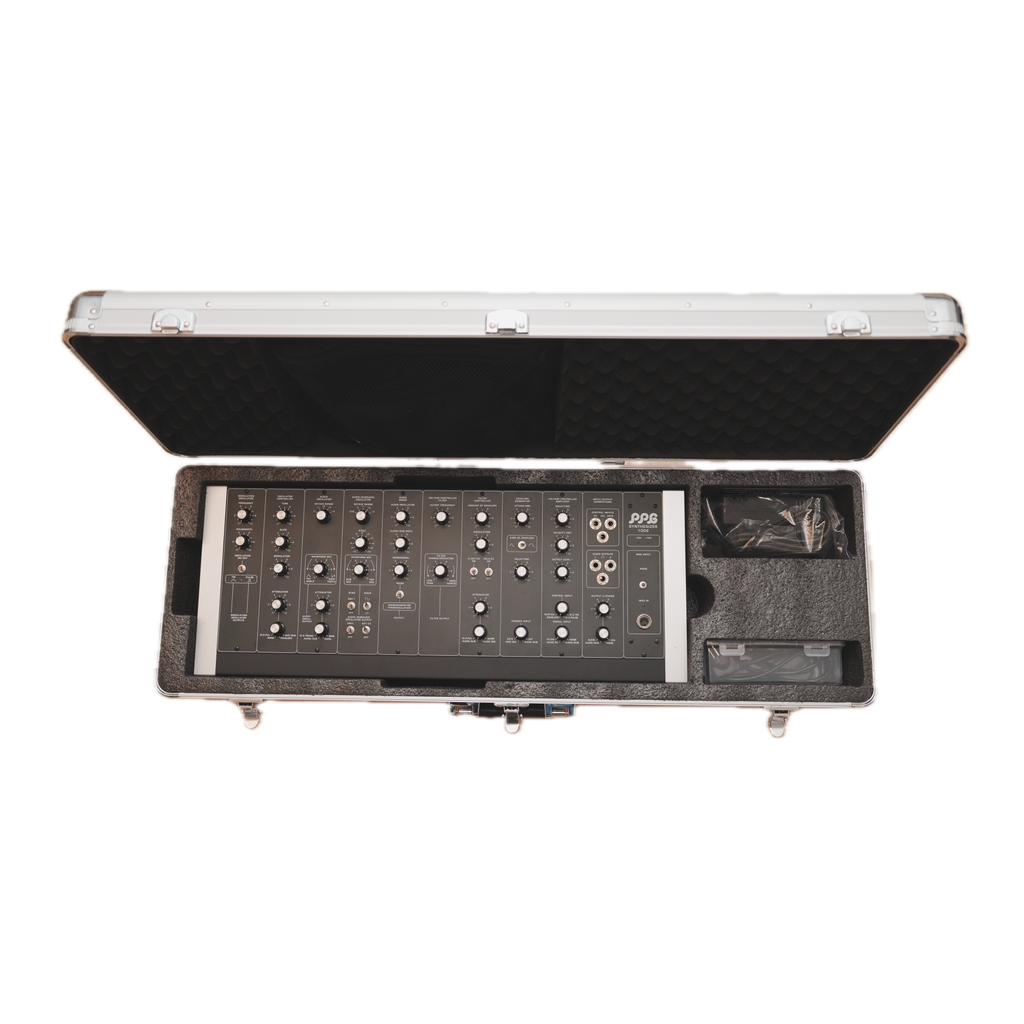 Sintetizzatore PPG 1002 Mk2 nel flight case aperto con inserto in schiuma