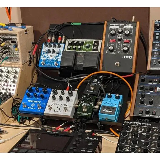 Due SynthRISE Expansion Shelf Large su un supporto con strumenti synth