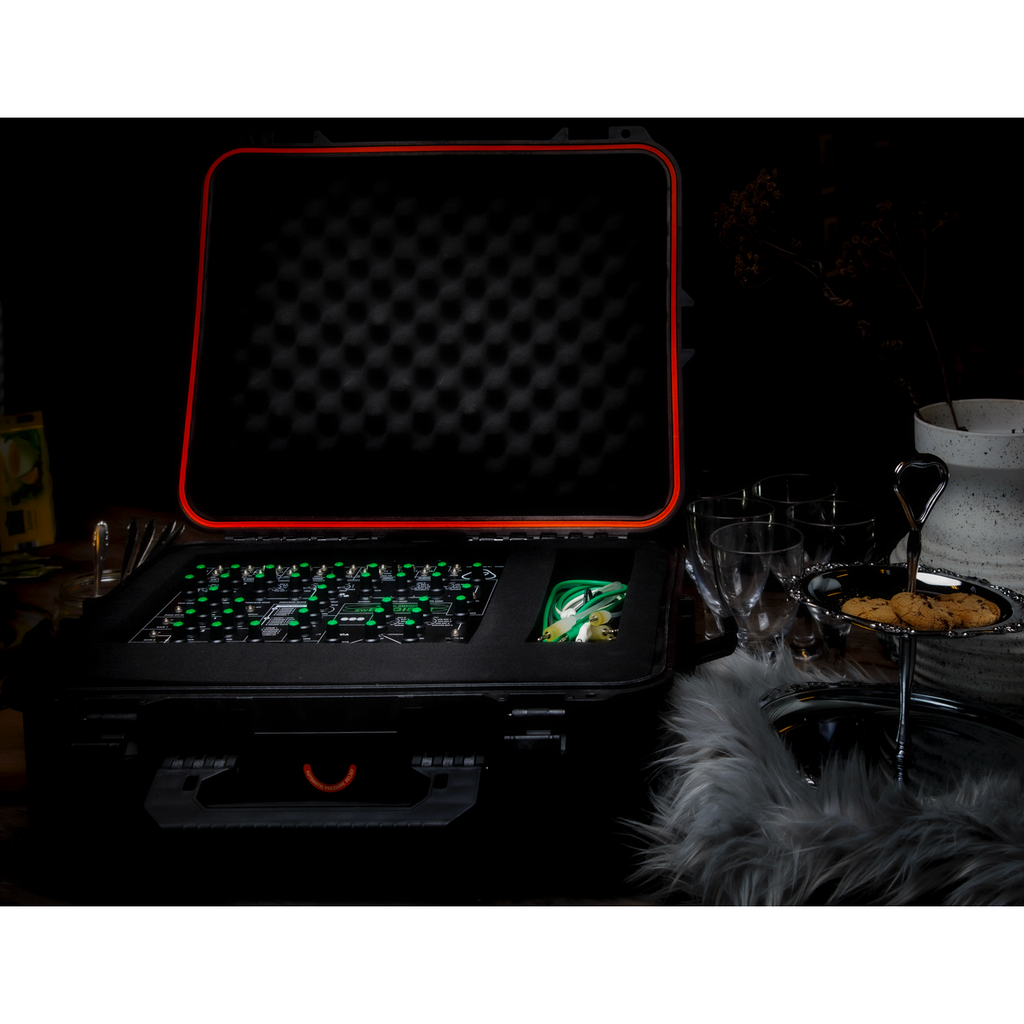 swEnigiser Limited Edition nel flight case aperto su un tavolo, luce d'atmosfera