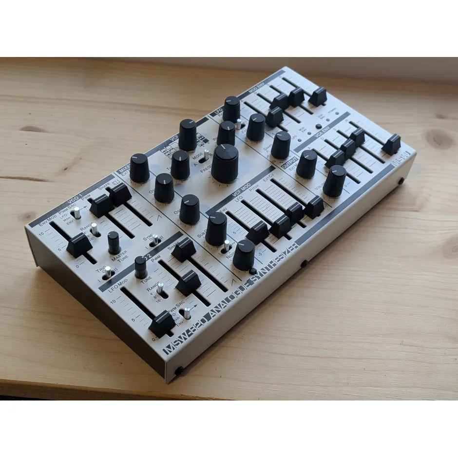 Sintetizzatore Michigan Synth Works MSW-820, vista angolata