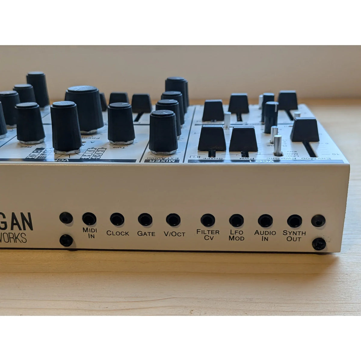 Pannello posteriore del Michigan Synth Works MSW-820 con connessioni MIDI, CV e audio