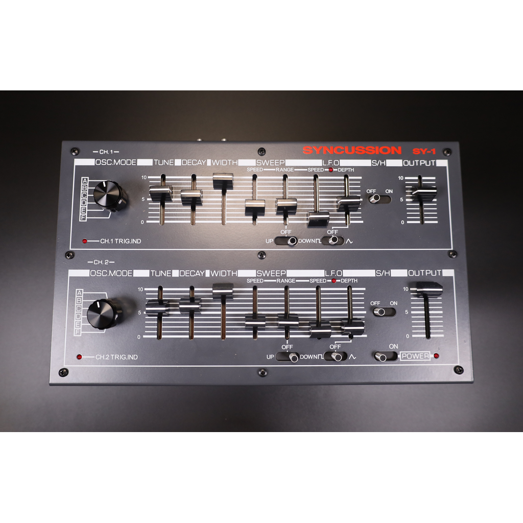 Pannello superiore del drum synth Michigan Synth Works SY-1