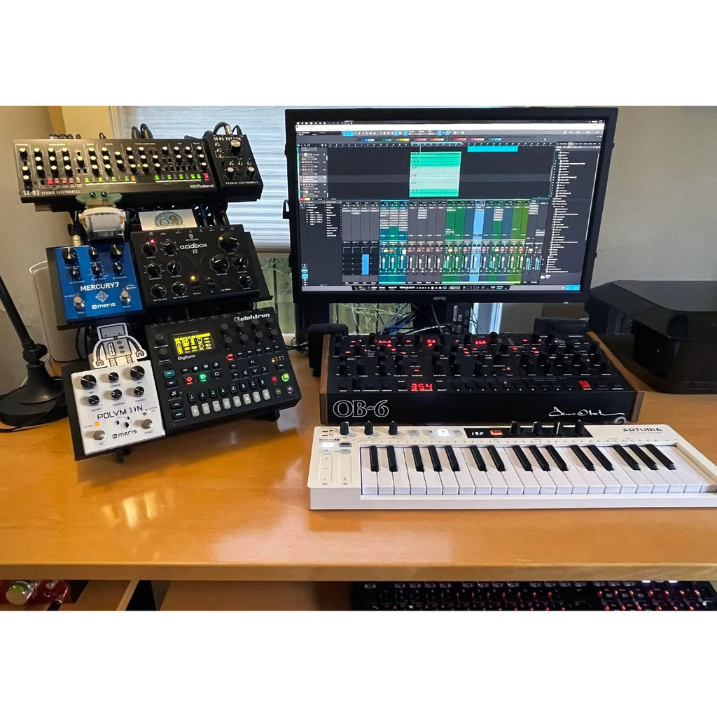 Supporto SynthRISE con tre Expansion Shelf Medium e strumenti synth