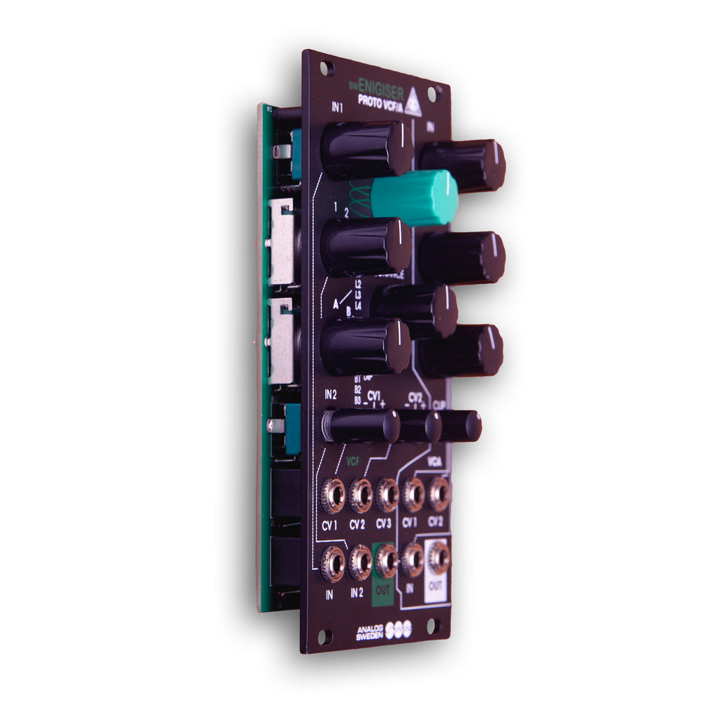 Modulo swEnigiser Proto VCF/A con pannello nero, vista angolata